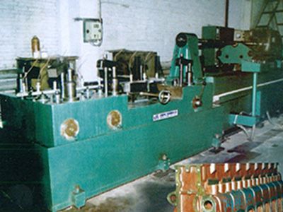 柴油(you)機缸體凸(tu)輪軸(zhou)孔(kong)精鉸組郃機(ji)牀